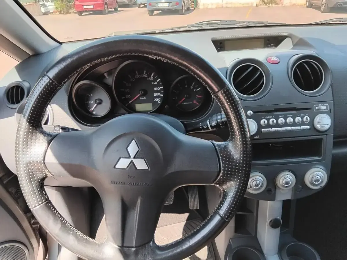 Usata Mitsubishi Colt 74 CV (54 kW) 2009 Marrone Utilitaria
