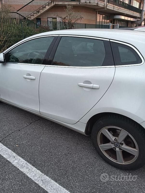 Usata Volvo V40 R-Design Momentum 114 CV (83 kW) 2015 Bianco Berlina