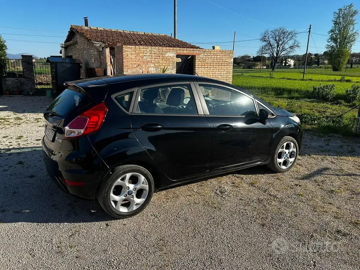 Usata Ford Fiesta 75 CV (55 kW) 2014 Blu Utilitaria