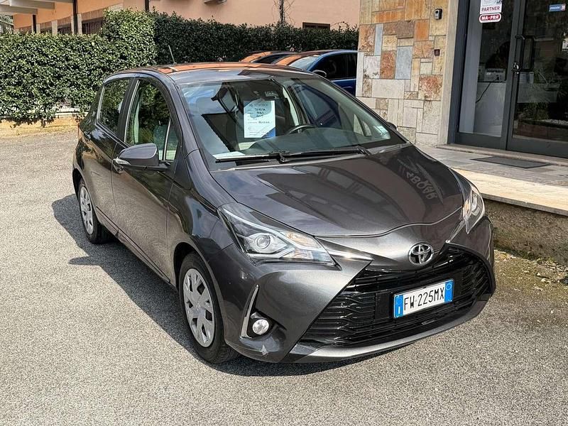Usata Toyota Yaris Lounge 72 CV (52 kW) 2019 Grigio Berlina