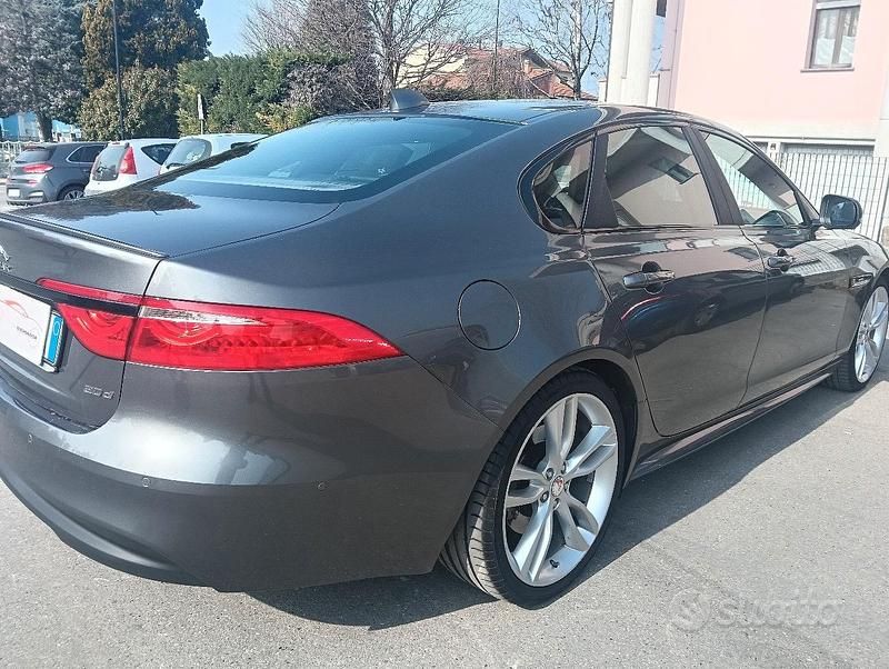 Usata Jaguar XF Prestige 180 CV (132 kW) 2017 Grigio Berlina