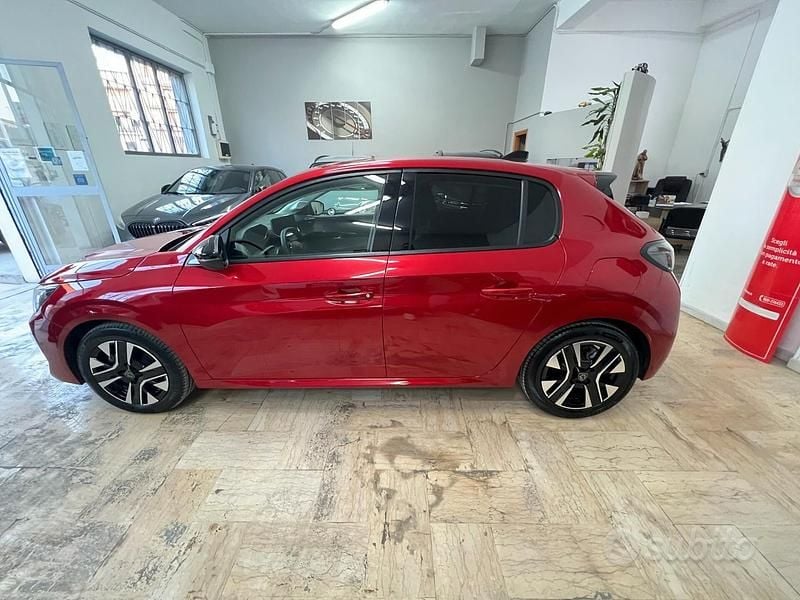 Usata Peugeot 208 Allure 100 CV (73 kW) 2024 Rosso Utilitaria