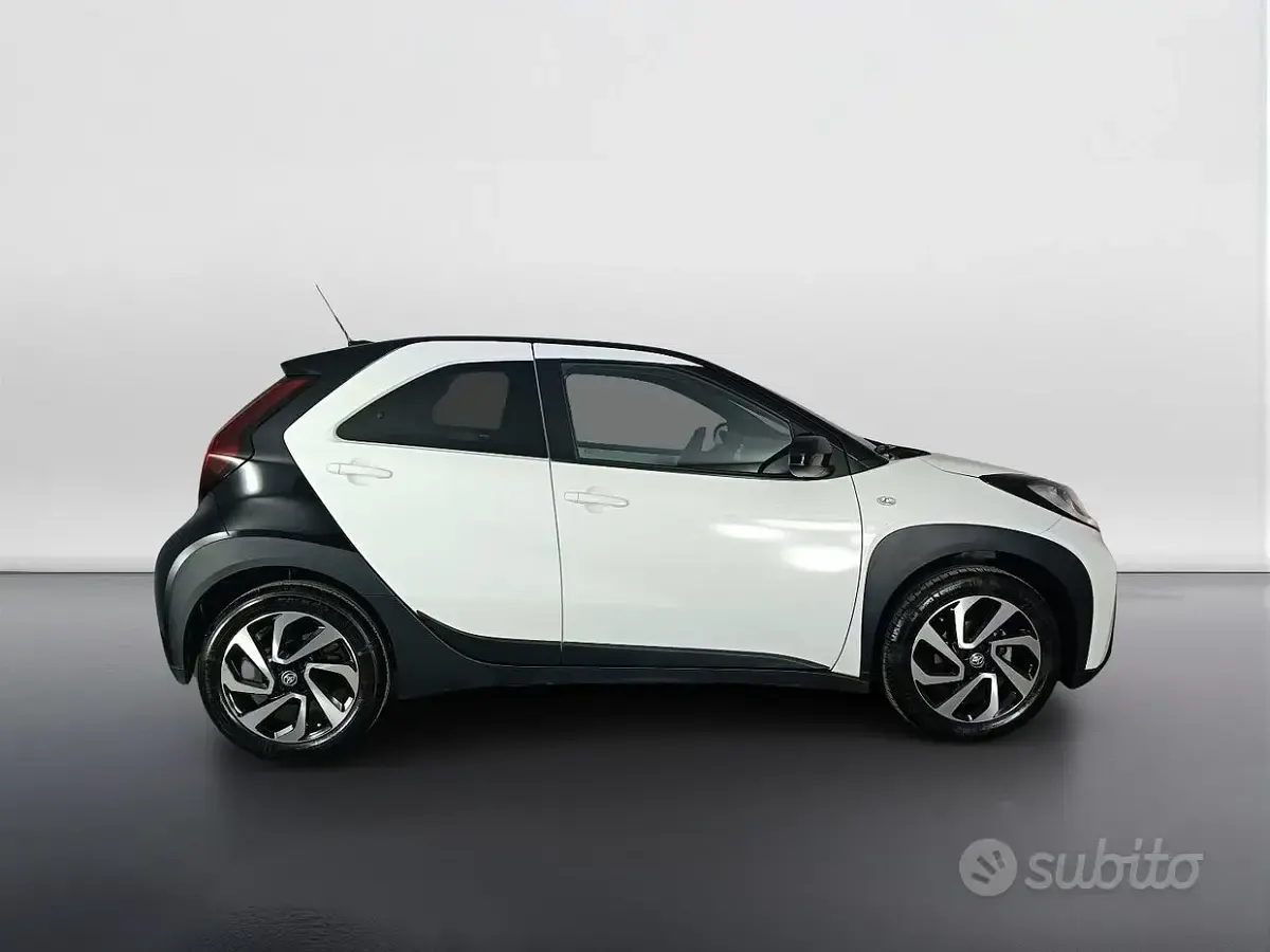 Usata Toyota Aygo X Trend 72 CV (52 kW) 2023 Grigio SUV
