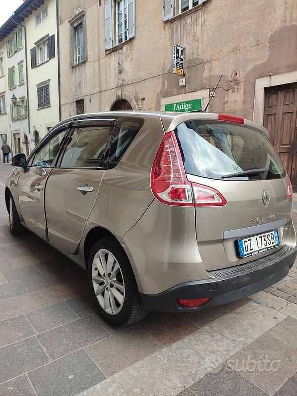 Usata Renault Scénic III Dynamique 110 CV (80 kW) 2010 Grigio Monovolume