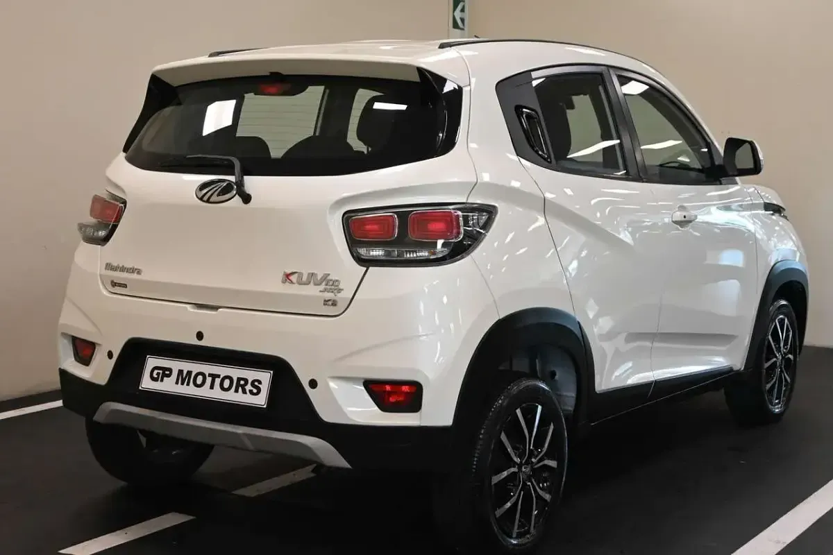 Usata Mahindra KUV100 87 CV (63 kW) 2020 Bianco SUV