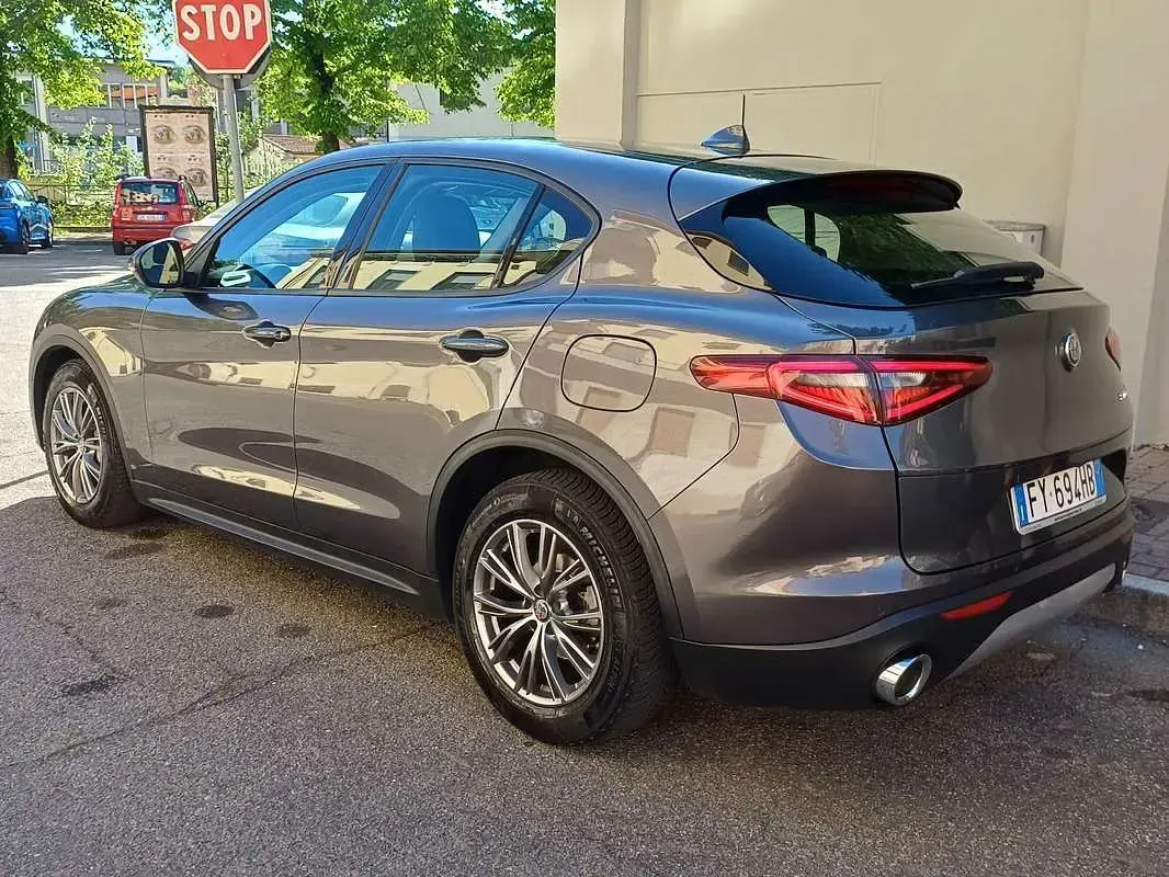 Usado Alfa Romeo Stelvio Executive 190 CV (139 kW) 2019 Gris SUV