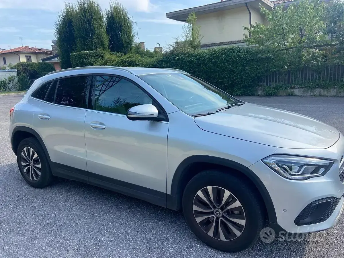 Usata Mercedes GLA180 Business 116 CV (85 kW) 2022 Bianco SUV