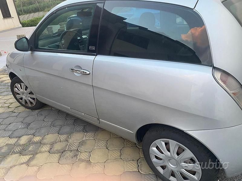 Usado Lancia Ypsilon 75 HP (55 kW) 2011 Prateado Citadino