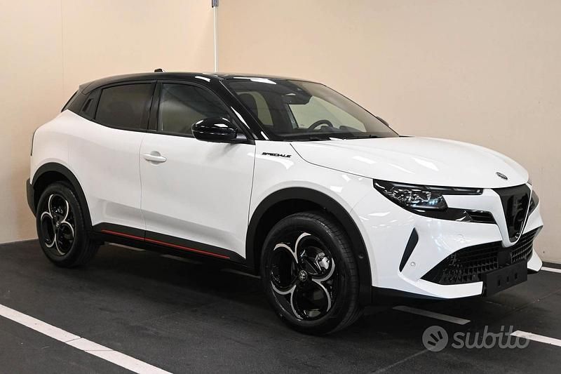 Bianco Nuova 2025 Alfa Romeo Junior SUV | 31.900 € (Molto cara) - Immagine 1/4