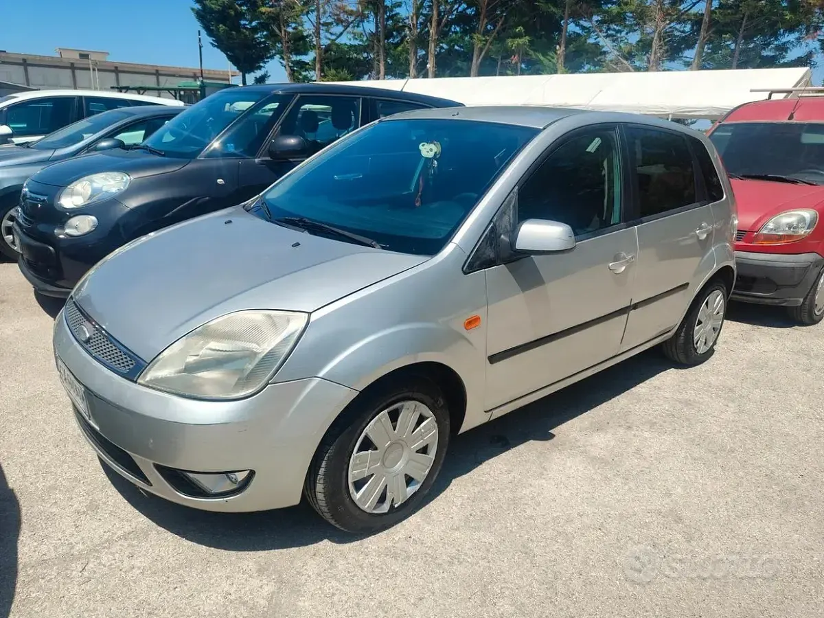 Usata Ford Fiesta 68 CV (50 kW) 2005 Grigio Utilitaria