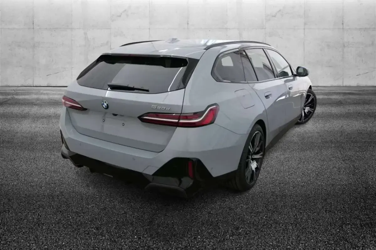 Usata BMW 520 M Sport 197 CV (144 kW) 2025 Grigio Station wagon
