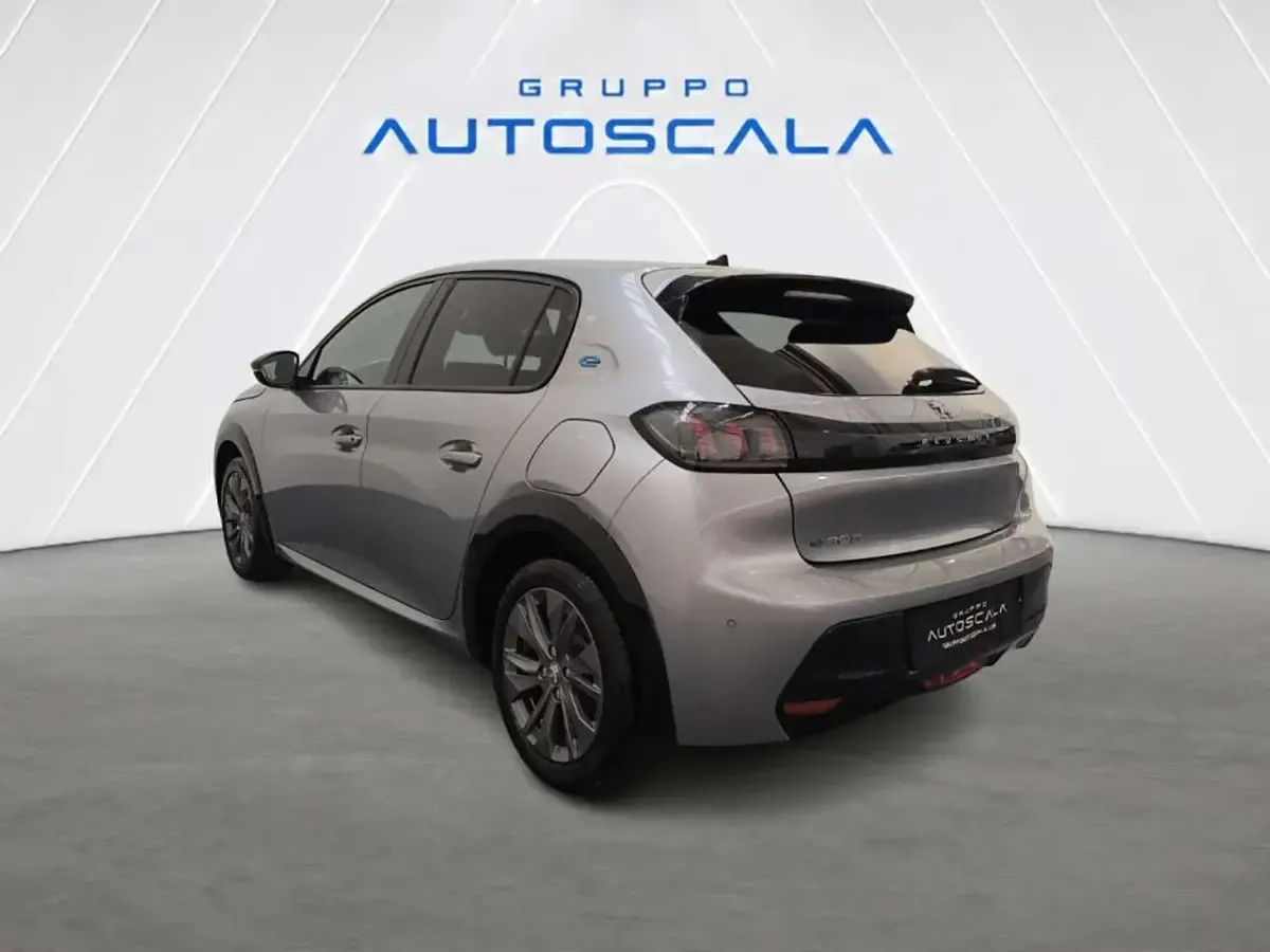 Usata Peugeot e-208 Allure 56 kW (77 CV) 2023 Grigio artense met. Utilitaria