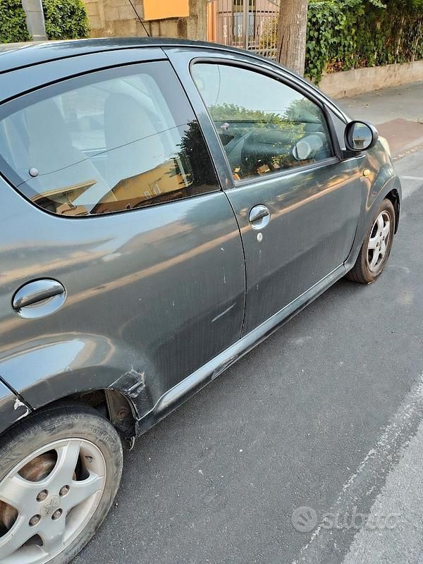 Grigio Usata 2008 Peugeot 107 Due volumi | 2500 € (Buon prezzo) - Immagine 1/4