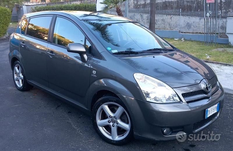 Usata Toyota Corolla Verso 2007 Grigio Monovolume