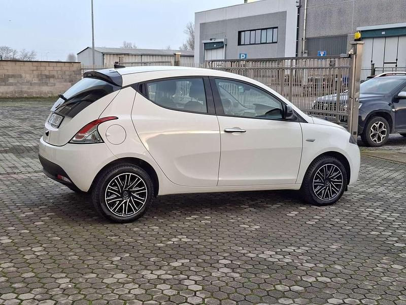 Usata Lancia Ypsilon Gold 69 CV (50 kW) 2023 Bianco Utilitaria