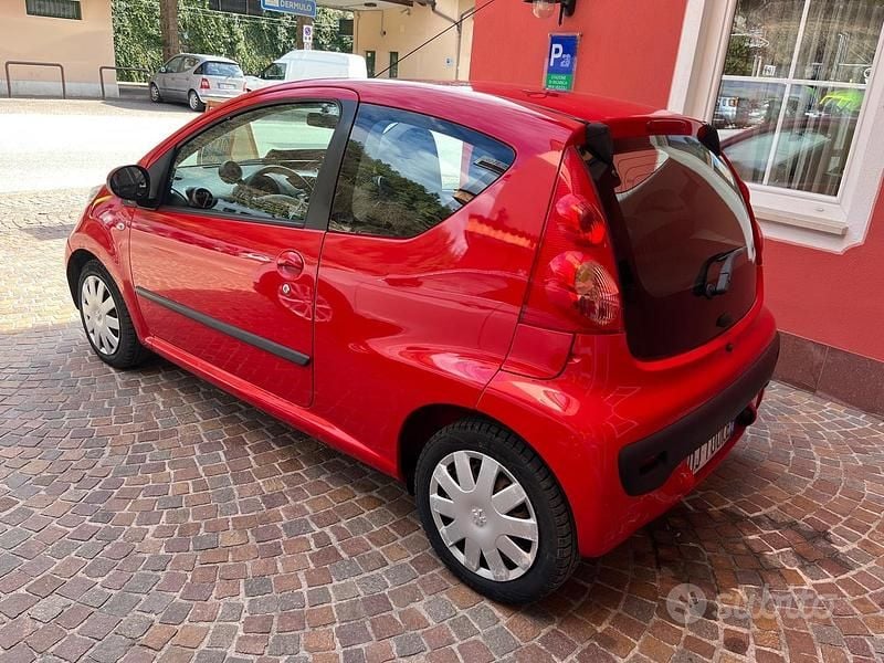 Usata Peugeot 107 68 CV (50 kW) 2007 Rosso Utilitaria