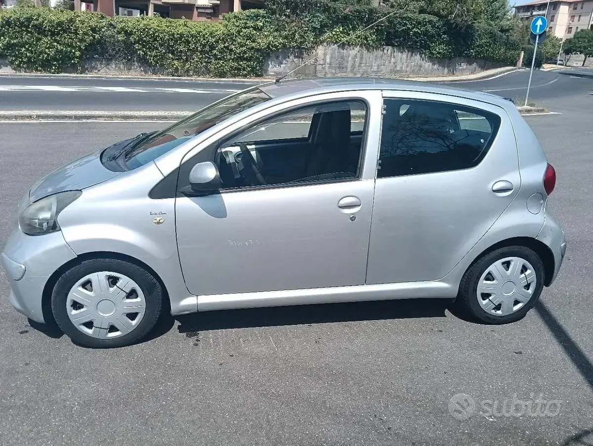 Usata Toyota Aygo 54 CV (39 kW) 2006 Grigio Utilitaria
