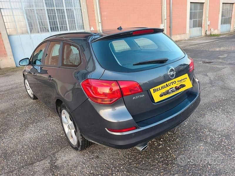 Usata Opel Astra 140 CV (102 kW) 2012 Grigio Station wagon