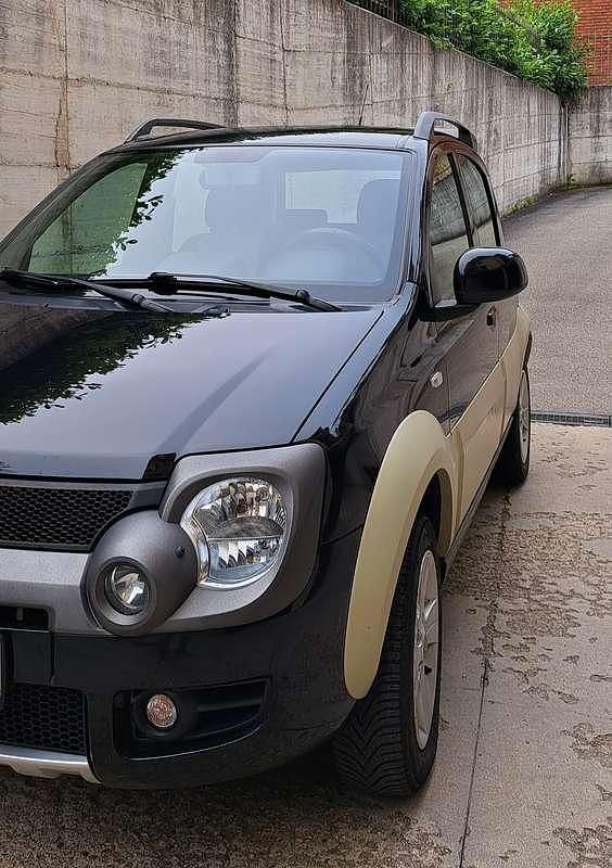 Usata Fiat Panda 4x4 Cross 75 CV (55 kW) 2011 Nero Utilitaria