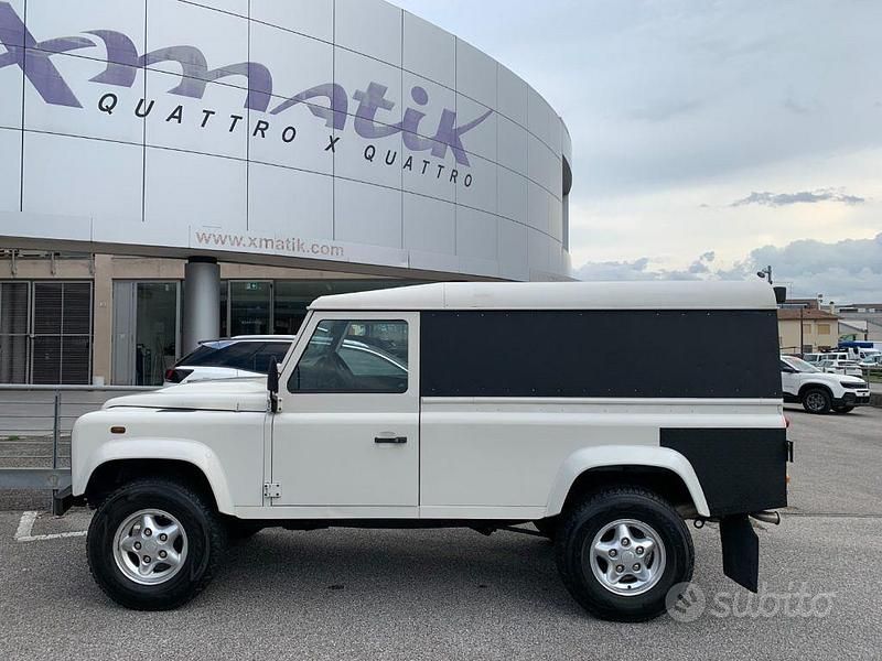 Usata Land Rover Defender 122 CV (89 kW) 2010 Bianco pastello SUV