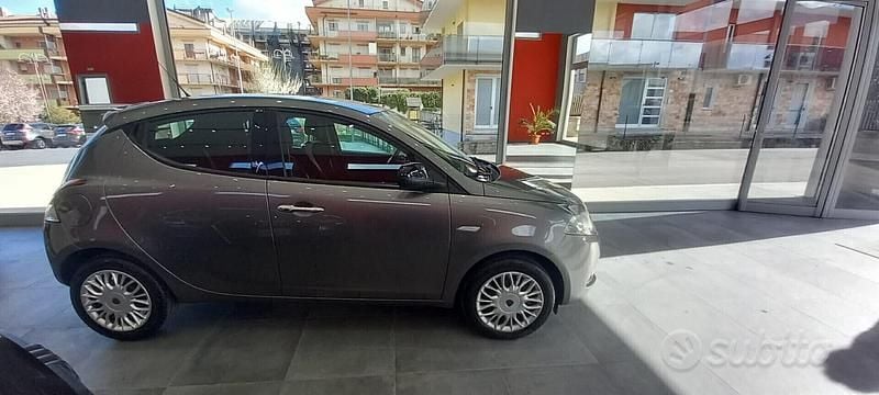 Usata Lancia Ypsilon Gold 69 CV (50 kW) 2017 Grigio Utilitaria