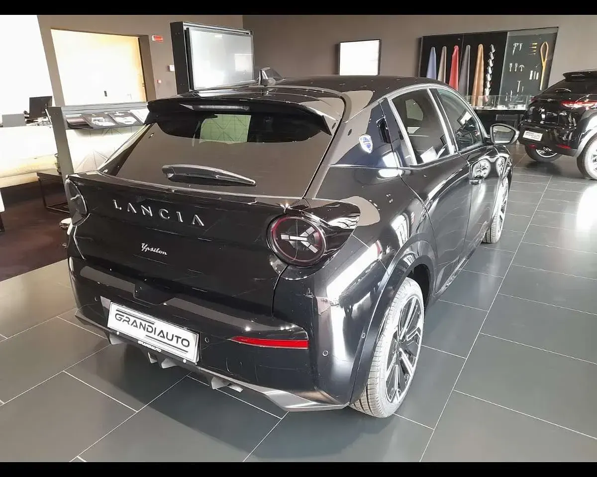 Nuova Lancia Ypsilon 110 CV (80 kW) 2026 Nero Utilitaria
