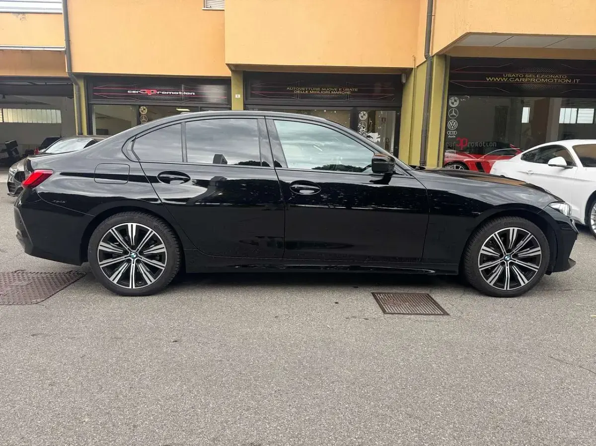 Usata BMW 318 156 CV (114 kW) 2023 Nero Berlina