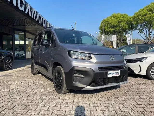 Usado Fiat Doblò 131 HP (96 kW) 2024 Cinzento Monovolume