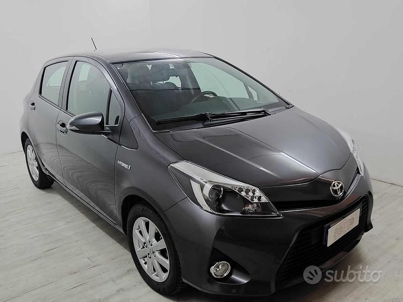Usata Toyota Yaris Hybrid Lounge 75 CV (55 kW) 2013 Grigio Berlina