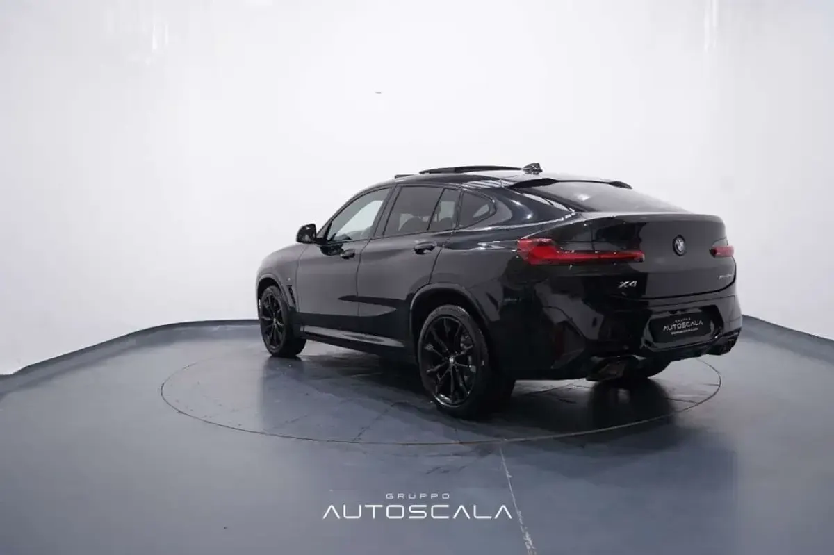 Usata BMW X4 M Sport 190 CV (139 kW) 2024 Saphirschwarz metallizzato SUV