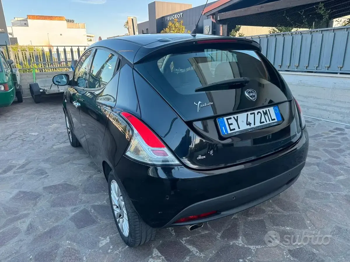 Usata Lancia Ypsilon 95 CV (69 kW) 2015 Nero Utilitaria
