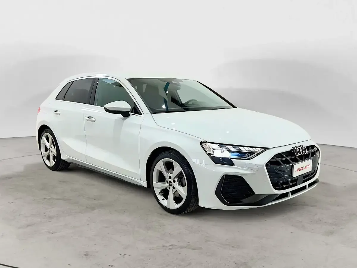 Begagnad Audi A3 Sportback Ambiente 150 HK (110 kW) 2024 Vit Halvkombi