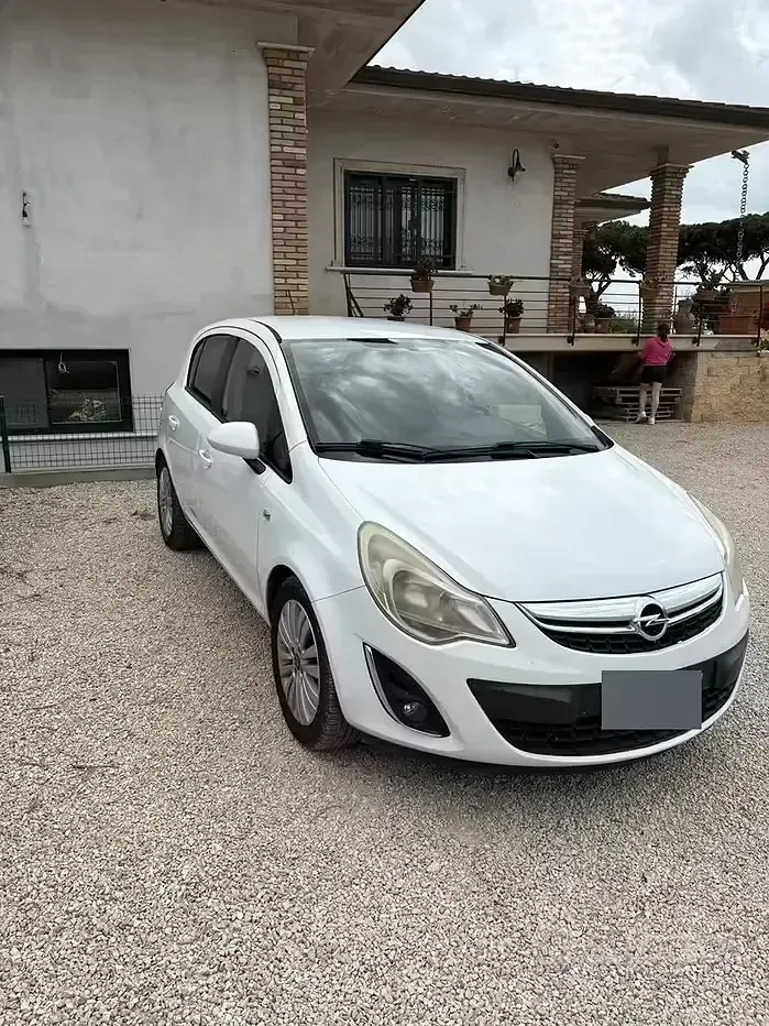 Usata Opel Corsa 75 CV (55 kW) 2011 Bianco Utilitaria