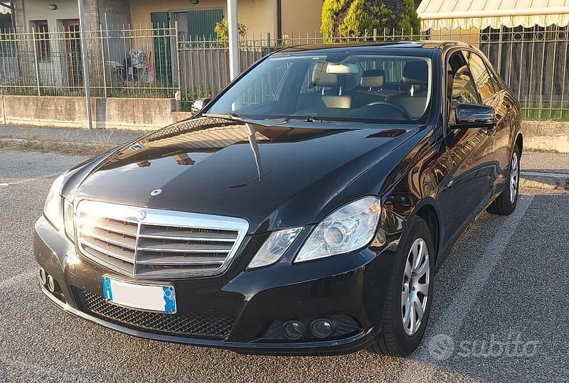 Nero Usata 2010 Mercedes E200 Tre volumi | 8900 € (Super prezzo) - Immagine 1/4