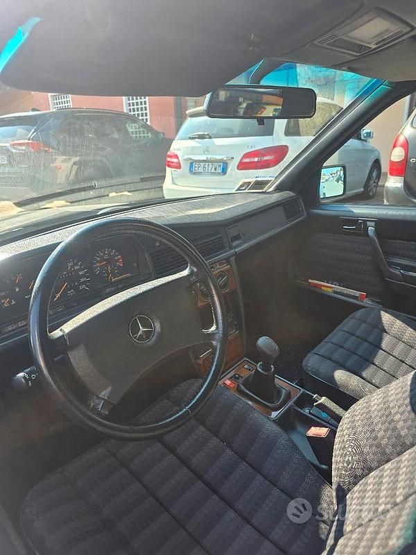 Usata Mercedes 190 75 CV (55 kW) 1991 Nero Berlina