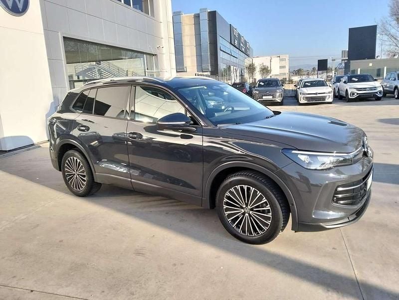 Usata VW Tiguan Life 150 CV (110 kW) 2024 Grigio urano SUV