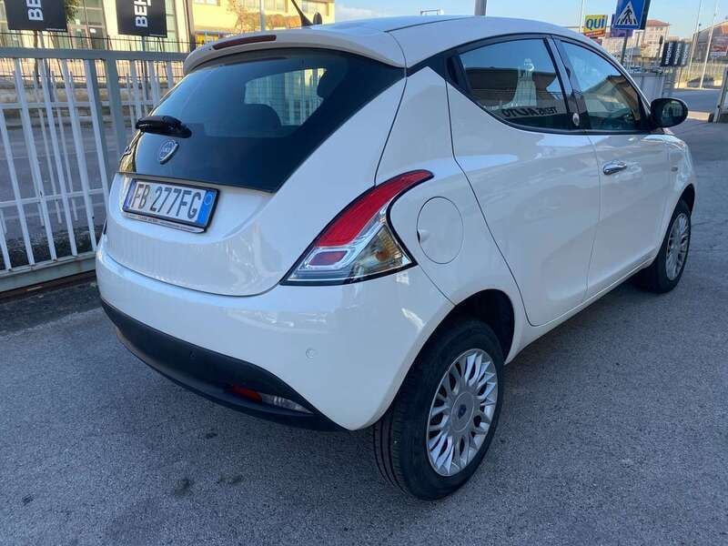 Usata Lancia Ypsilon Silver 80 CV (58 kW) 2015 Bianco Utilitaria