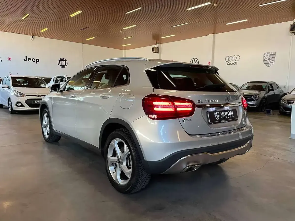 Usata Mercedes GLA200 136 CV (100 kW) 2020 Argento SUV