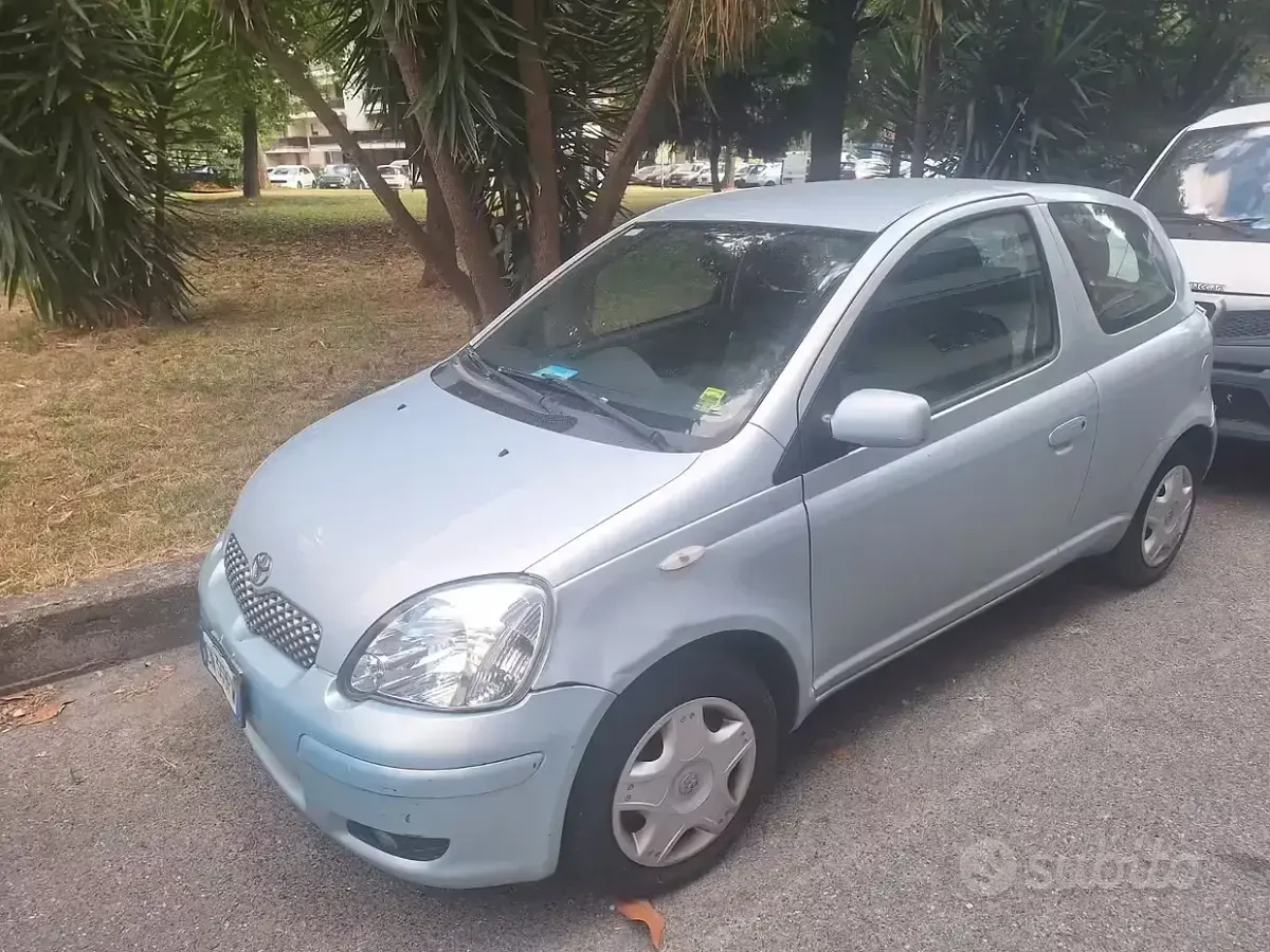 Usata Toyota Yaris 65 CV (47 kW) 2004 Bluazzurro Utilitaria