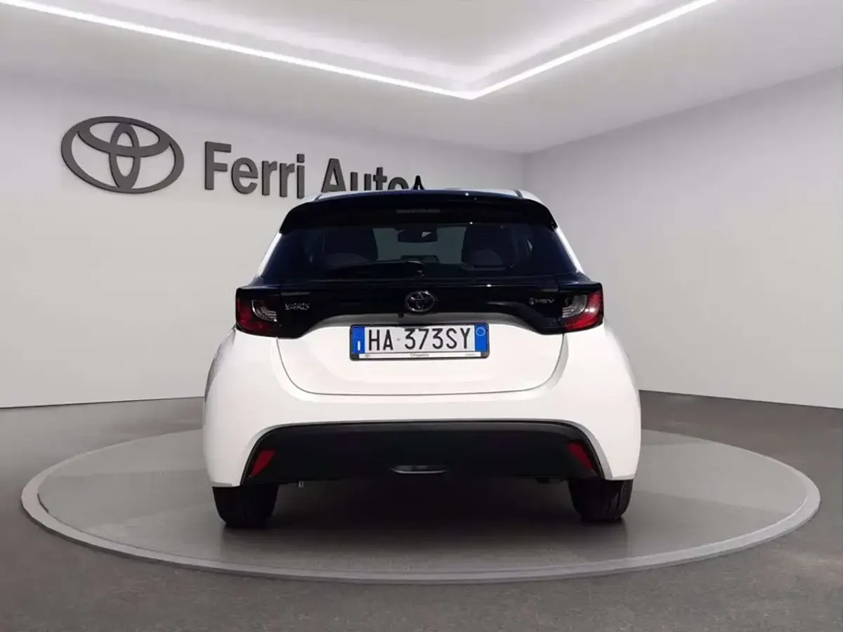 Usata Toyota Yaris Hybrid Active 116 CV (85 kW) 2025 Super white Berlina