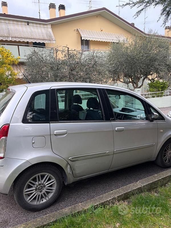 Usado Lancia Delta 75 CV (55 kW) 2009 Gris Utilitario