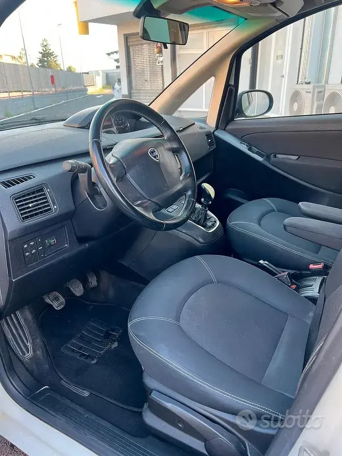 Usata Lancia Musa 77 CV (56 kW) 2012 Bianco Monovolume
