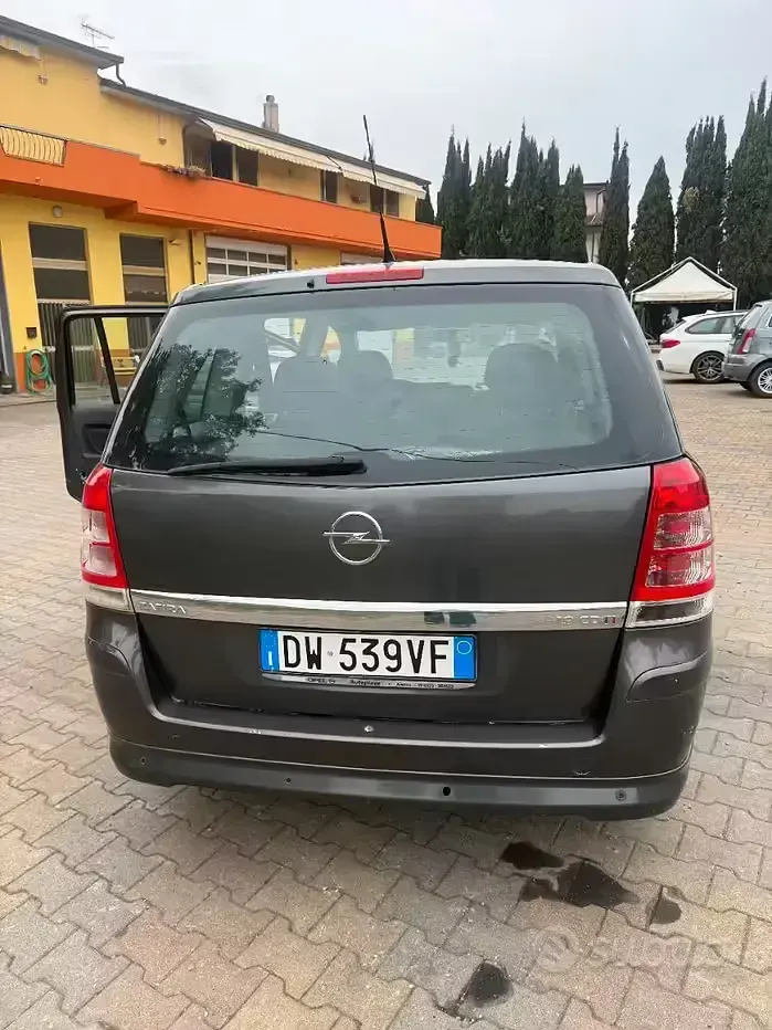 Usata Opel Zafira 150 CV (110 kW) 2009 Grigio Monovolume
