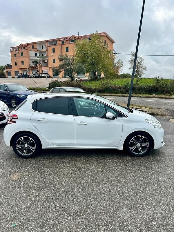 Usata Peugeot 208 92 CV (67 kW) 2013 Bianco Utilitaria