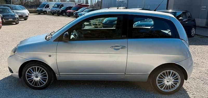 Usata Lancia Ypsilon 77 CV (56 kW) 2011 Argento Utilitaria