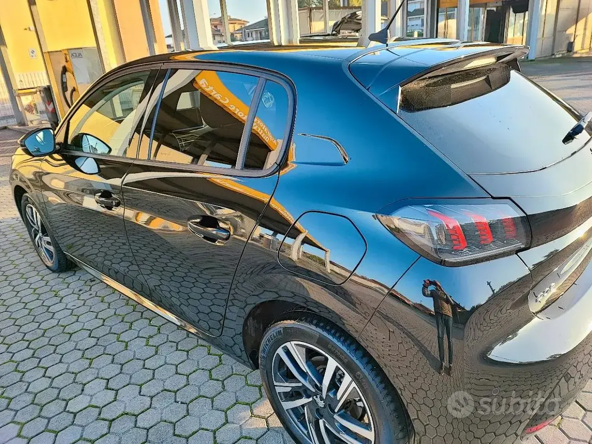 Usata Peugeot 208 Allure 102 CV (75 kW) 2022 Nero Utilitaria