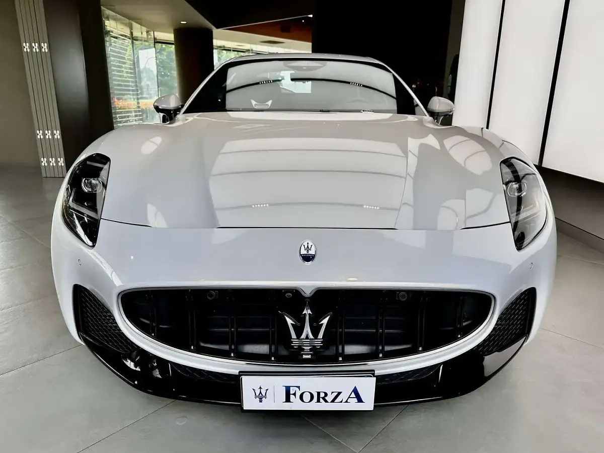 Usata Maserati Granturismo 489 CV (359 kW) 2023 Grigio cangiante fuoriserie Coupé