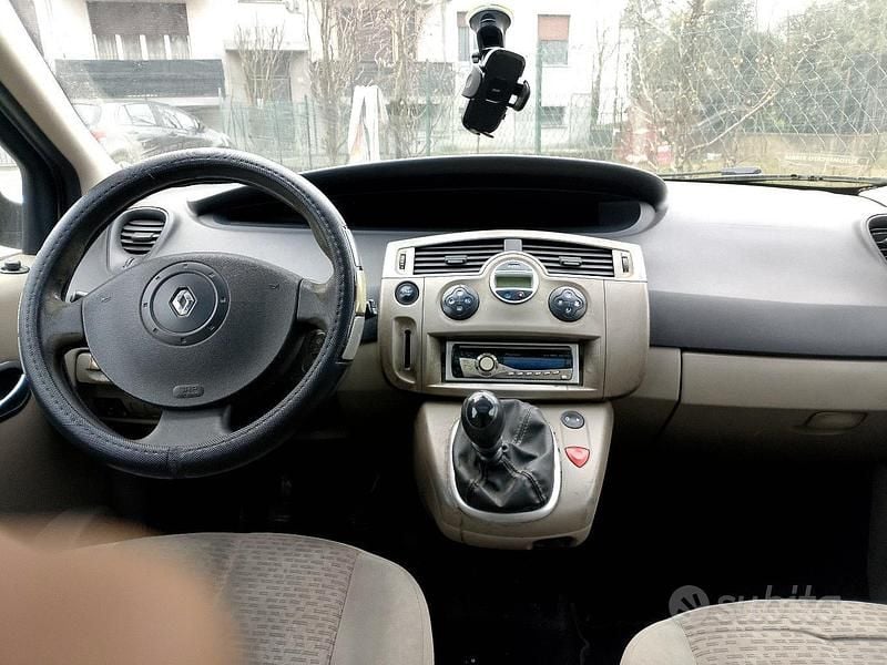 Usata Renault Scénic II 130 CV (95 kW) 2006 Grigio Monovolume