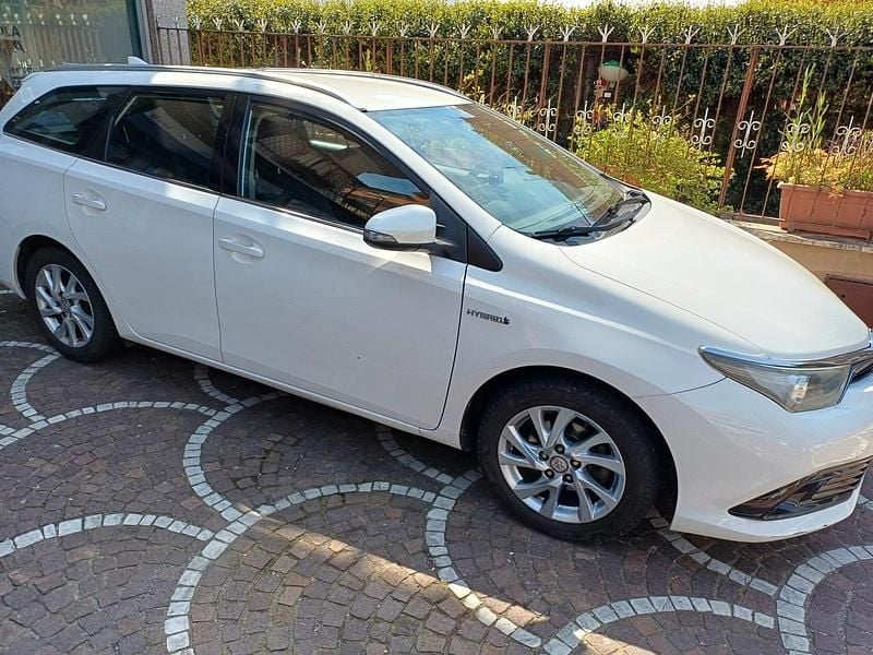 Usata Toyota Auris Hybrid Business Edition 99 CV (72 kW) 2016 Bianco Station wagon