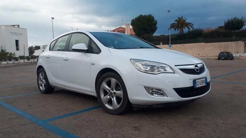 Usata Opel Astra Cosmo 110 CV (80 kW) 2011 Bianco Berlina